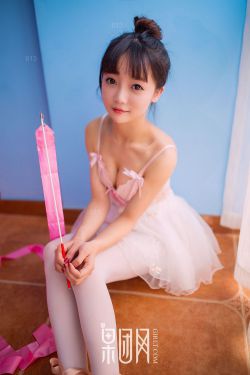 《老头巨大挺进莹莹的体内》